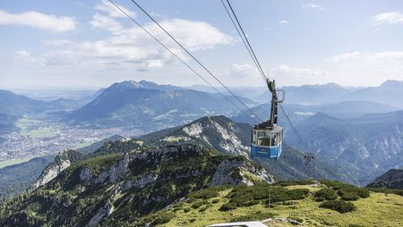 Eine Gondel der Hochalmbahn schwebt über dem Bergpanorama